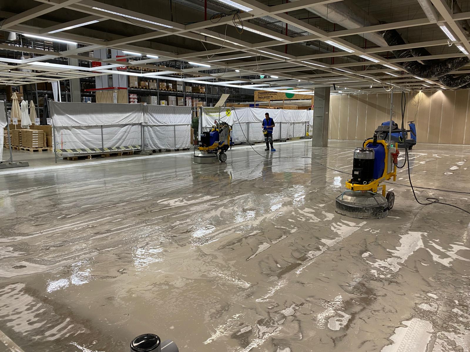 Betonvloer slijpen in winkelpand