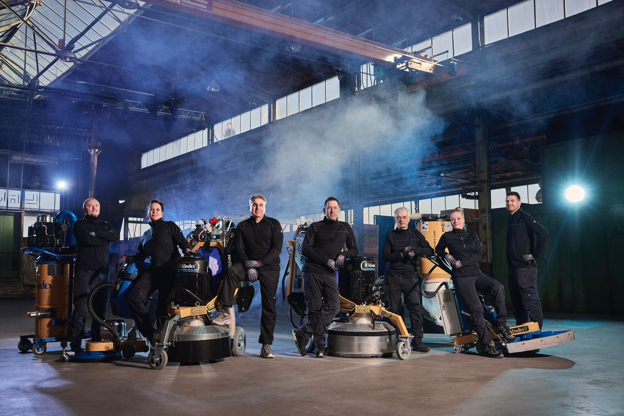 Team Blinkers met machinepark in bedrijfshal