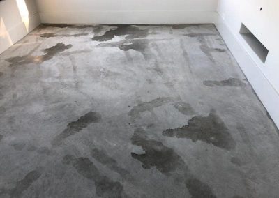 Schadeherstel betonvloer vol met vlekken door verkeerde impregnatie